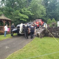 <p>Searchers load up equipment after the search is ended.</p>