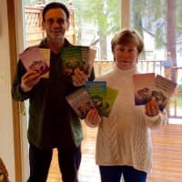<p>Frank and Mary Scalera holds up Gift Cards 4 Gift Cards.</p>