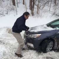 <p>Gov. Andrew Cuomo helps a stranded driver on a stretch of the Sprain Brook Parkway near Hawthorne.</p>