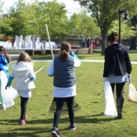 <p>Local residents help clean up Lyndhurst.</p>