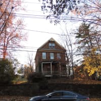 <p>The abandoned house overlooks Fort Lee Road.</p>