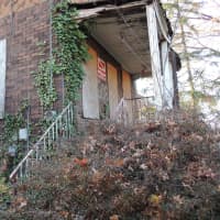 <p>This abandoned house near the corner of Fort Lee Rd. and Rte. 46 west is on a property where a 59-unit 6-story apartment building is proposed.</p>