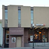 <p>Restaurant chain Cosi is closing its Mount Kisco location. The store is pictured facing a parking lot.</p>