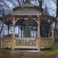 <p>Several signs of the holiday season remained on Huntington Green Thursday.</p>
