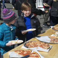 <p>Pizza was a popular hot lunch on a chilly day.</p>