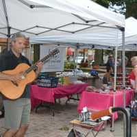 <p>Guitarist Glen Roth entertains the crowd at the farmers market on McLevy Green in Bridgeport.</p>