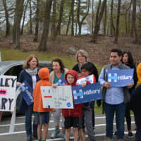 <p>Supporters of Democratic presidential candidate Hillary Clinton gather prior to her arrival at her polling place in Chappaqua to vote in New York&#x27;s Democratic primary.</p>