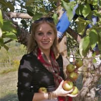 <p>Grabbing lots of apples is part of the fun.</p>