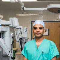 <p>Paryush Lakhtaria, MD, demonstrated Good Samaritan Hospital’s da Vinci robotic surgical system.</p>
