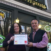 <p>The Huddle owner Anne Busto (L) accepts DVlicious award from Daily Voice Managing Editor Joe Lombardi. </p>