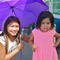 <p>These girls try to stay cool with an umbrella at Saturday&#x27;s farmers market in Ossining.</p>