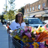 <p>Tyrrells Floral Designer Lisa Mayfield giving out free bouquets in Westwood.</p>