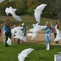 <p>Children release balloon doves at the conclusion of Thursday&#x27;s U.N. Day.</p>