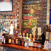 <p>Icons Sports Bar &amp; Grill has a full bar and rotating lineups of beers and whiskies.</p>
