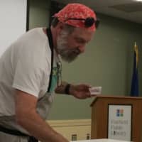 <p>Richard Herzfeld gives his audience some pointers on bread-making at Fairfield Public Library.</p>