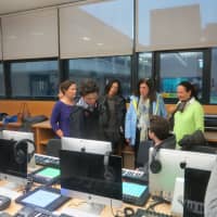 <p>Larchmont Mayor Lorraine Walsh, far left, and Mamaroneck Supervisor Nancy Seligson, far right, were among the public officials taking a tour of the new eMusic Lab at the Hommocks Middle School.</p>