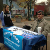 <p>Laurie Mauro, left, Anne Rea and Larry Greenberg urge passersby to register.</p>
