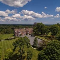 <p>Round Hill Manor sits on over 40 acres.</p>
