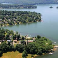 <p>Candlewood Lake borders the towns of Danbury, New Fairfield, Sherman, Brookfield and New Milford.</p>