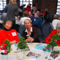 <p>Greenwich Garden Club member Urling Searle assisting at the Greenwich Adult Daycare Center.</p>
