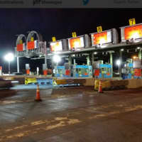 <p>The first cars pass through the cashless toll barrier on the Tappan Zee Bridge on Saturday night.</p>