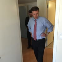 <p>U.S. Sen. Chris Murphy, D-Conn., checking out a unit at the under construction Metro Green III apartment building on Atlantic Street.</p>