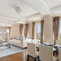 <p>Sitting atop the prestigious Carlyle Hotel, 35 East 76th Street offers views like no other in Manhattan.</p>