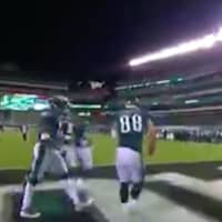 <p>Philadelphia Eagles pull within a touchdown of Seattle in the first half of the Monday Night Football game. (Courtesy: ESPN)</p>