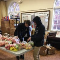 <p>Student volunteers bagged apples at the Daily Bread after delivering donated food</p>