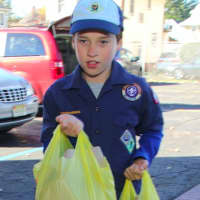 <p>Leonia Cub Scouts assisted with the annual food collections drive. </p>
