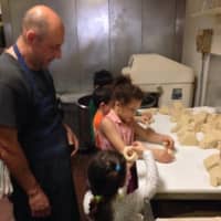 <p>Local schoolchildren learn how the process works at Bagels on Hudson in Croton.</p>