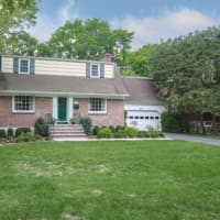 <p>Homeowners looking to sell can often get more for their house by having the property show tremendous curb appeal. </p>