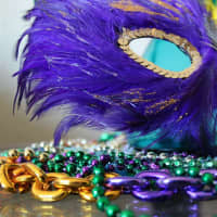 <p>Mardi gras mask and beads</p>