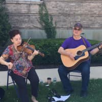 <p>Jake and Jules played folk music on the lawn of Ossining Village Hall.</p>