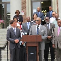 <p>Mount Vernon Mayor Ernest Davis praises Westchester County Executive hopeful Noam Bramson at City Hall.</p>