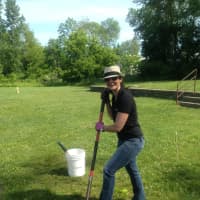 <p>Monet Borione, who works for the United Way of Western Connecticut in Danbury, gets to work digging a hole. </p>
