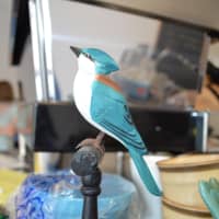 <p>Bluebirds line the ice cream shop to help people remember the name. </p>