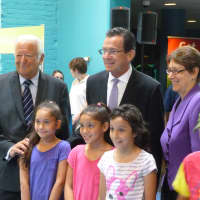 <p>Norwalk Mayor Richard Moccia, left, Gov. Dannel Malloy and Maritime Aquarium President Jennifer Herring pose with school children Tuesday during the aquarium&#x27;s 25th anniversary celebration with some young visitors.</p>