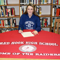 <p>Julianne Wilkinson signing her letter of intent to go to Concordia.</p>