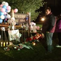 <p>Hundreds of people turned out at Newtown High School as President Barack Obama arrived to pay respects to victims&#x27; families. </p>