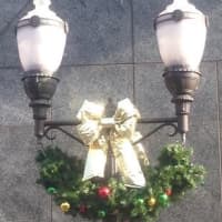 <p>Even the Stamford streetlights have festive, old-fashioned boughs and bows for the holidays. </p>