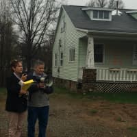 <p>Fairfield resident Melanie Marks speaking with Ed Collins of Milford on April 16 about possibly finding information that could save the house for another 60 days.</p>