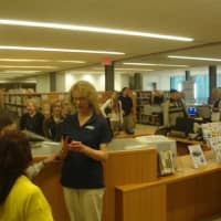<p>Members of the Ridgefield community explore the new library.</p>