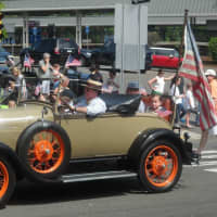 <p>An antique car joins the lineup in the Darien parade. </p>