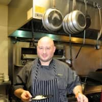 <p>Chef Enzo De Raco begins to bring food out to guests. </p>