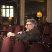 <p>Legendary pianist and mentor Leon Fleisher listens as the Evnin Rising Stars rehearse in the Music Room.</p>