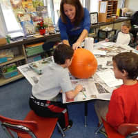 <p>Students try to figure out the weight of pumpkins. </p>