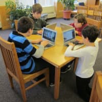 <p>Students work together on projects. </p>