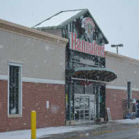 <p>Snow falls in front of the Hannaford supermarket in Carmel as the snowstorm begins.</p>