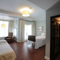 <p>The facility has private suites and each have French doors that open to balconies overlooking wooded acres, walking paths and gardens. </p>